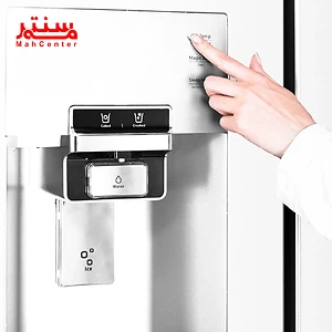 دستی در حال انتخاب حالت یخ خرد شده از یخساز یخچال نشان داده شده است.